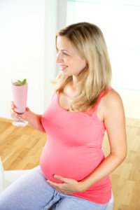 pregnant-woman-drinking