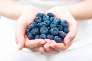 raw_blueberries_in_hands