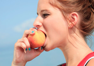 eating-peach